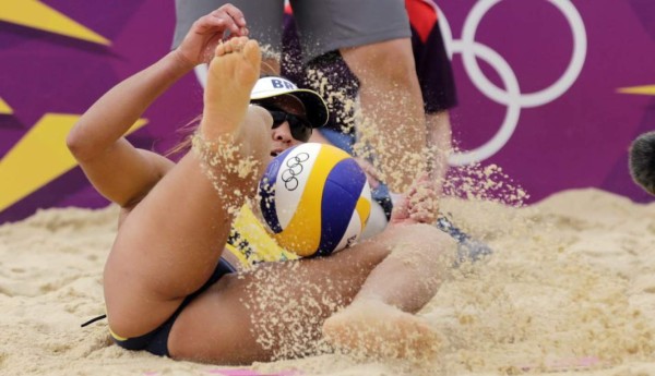 ¡Momentos candentes y descuidos! que se han visto en el voleibol de playa