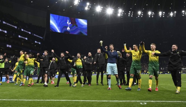 ¡Portero del Norwich utiliza termo de agua para eliminar al Tottenham de Mourinho!