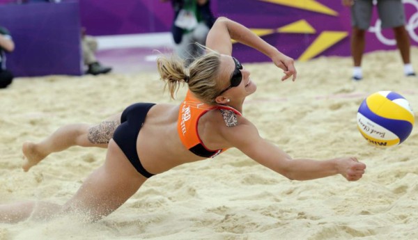 ¡Momentos candentes y descuidos! que se han visto en el voleibol de playa