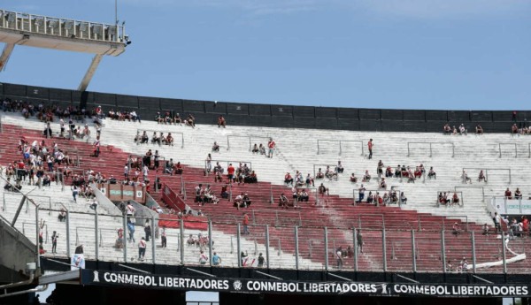 Fotos: La frustración de los hinchas en el Monumental tras la postergación de la final