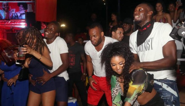 POLÉMICA: La desenfrenada fiesta de Usain Bolt en carnaval de Trinidad y Tobago