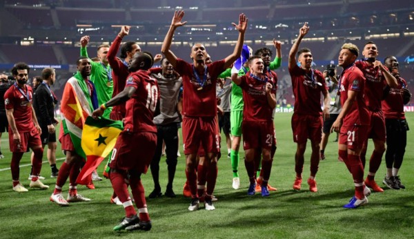 Lo que no se vio en TV: El llanto del Tottenham, la sexy rubia y el increíble festejo del Liverpool