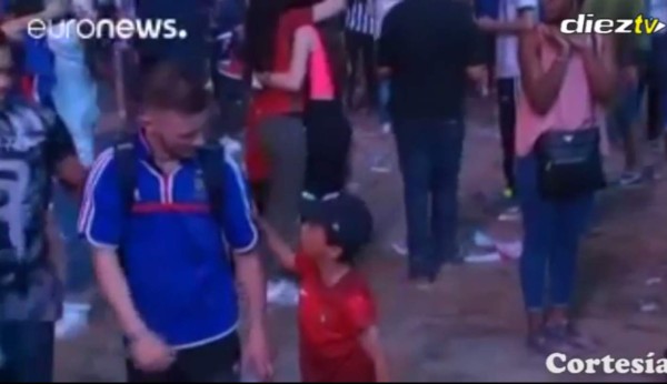 Aficionado francés consolado por niño es invitado a Portugal