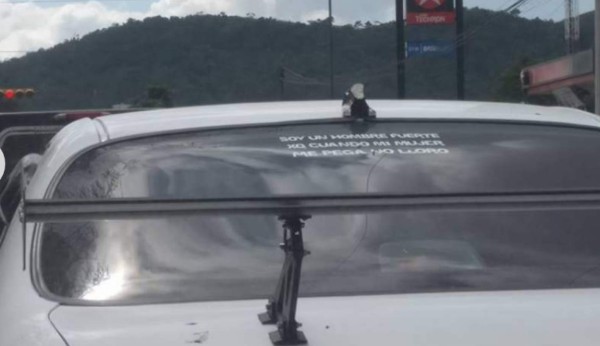 ¡Para morirse de la risa! Los insólitos mensajes que se ven en buses y taxis de Honduras