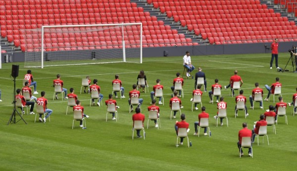 Sin abrazos y sin hinchas: Así se despide una leyenda del Athletic en tiempos del coronavirus