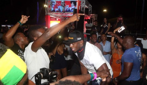POLÉMICA: La desenfrenada fiesta de Usain Bolt en carnaval de Trinidad y Tobago