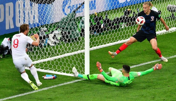 England's forward Harry Kane (L) kicks the ball as Croatia's goalkeeper Danijel Subasic (C) and Croatia's defender Domagoj Vida (R) go to block it during the Russia 2018 World Cup semi-final football match between Croatia and England at the Luzhniki Stadium in Moscow on July 11, 2018. / AFP PHOTO / Mladen ANTONOV / RESTRICTED TO EDITORIAL USE - NO MOBILE PUSH ALERTS/DOWNLOADS
