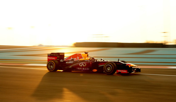 Vettel estrenó su título mundial con un aplastante triunfo.