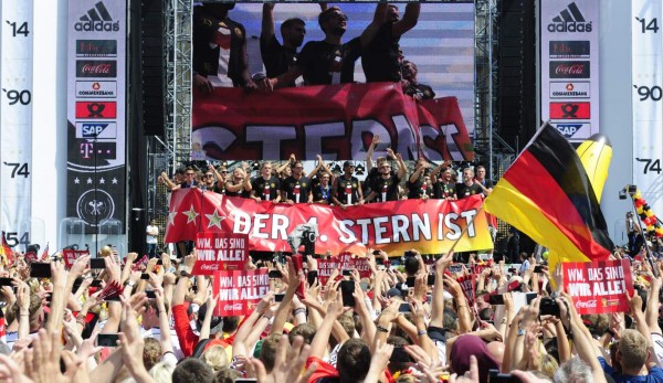Una multitud eufórica recibe a Alemania en Berlín