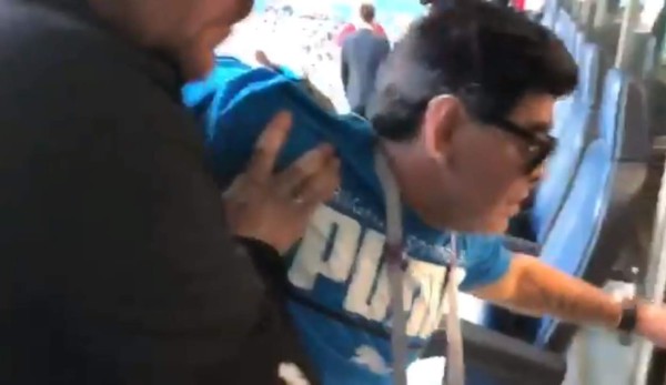 Lo que no se vio en TV: La fría celebración de Sampaoli con Messi y el show de Maradona en las gradas