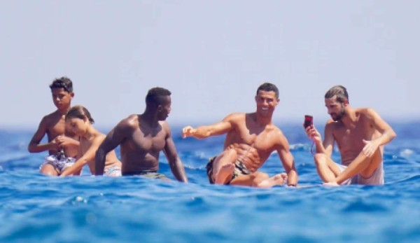 Con fotógrafa de lujo: Así disfruta y luce su cuerpazo Cristiano Ronaldo en sus vacaciones&nbsp;&nbsp;&nbsp;