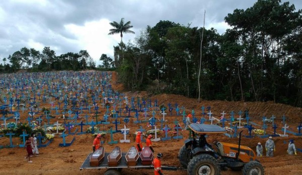 Talan bosque tropical en Manaos, Brasil para abrir cientos de tumbas por muertes de coronavirus