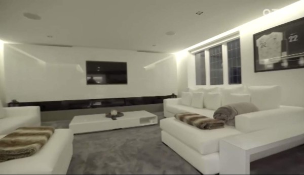 Con cancha de fútbol en el interior: La increíble mansión de Mendy, el crack del Manchester City