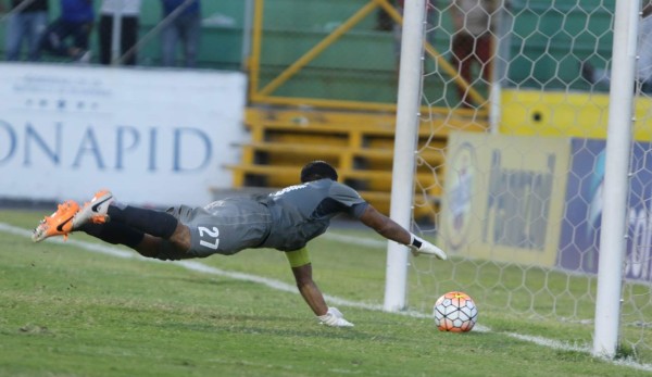 Fotos: Así fue la jugada en la que Noel Valladares se equivocó y corrigió un grave error