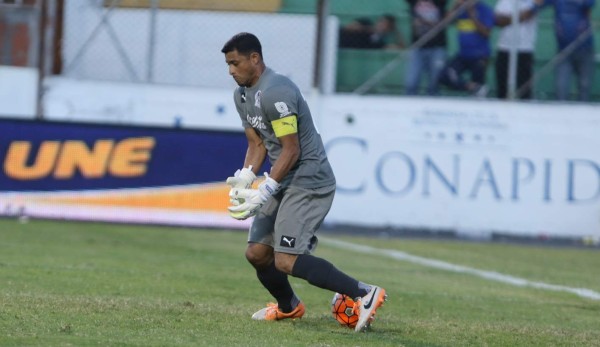 Fotos: Así fue la jugada en la que Noel Valladares se equivocó y corrigió un grave error