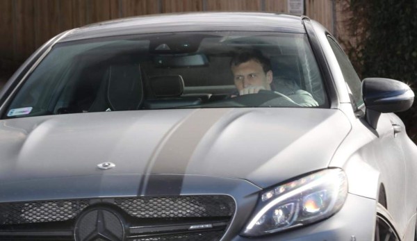 Los espectaculares autos en que llegan las estrellas del Arsenal a los entrenamientos