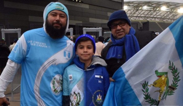 ¡Ni la lluvia los detuvo! Afición de El Salvador y Guatemala pone el ambiente en California