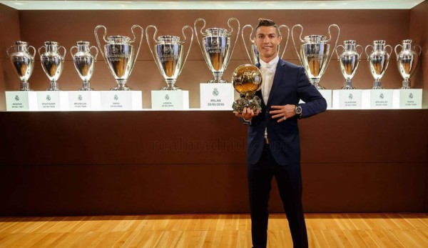 Las 12 fotos de Cristiano Ronaldo recibiendo el cuarto Balón de Oro