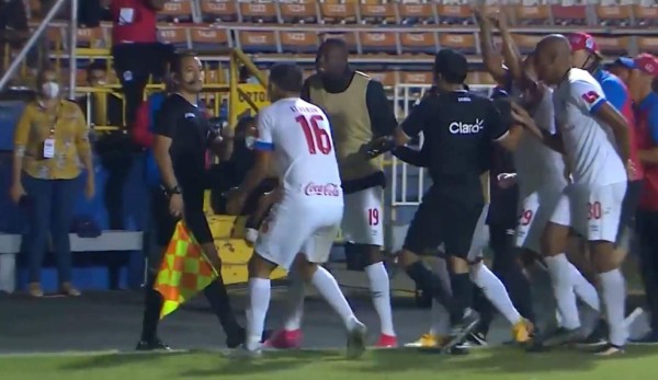 El Olimpia se quejó que los árbitros se hayan tardado mucho tiempo en anular una acción que a la postrimería puede traer consecuencias en el balompié catracho.