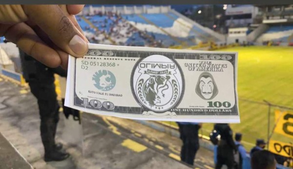 El hostil recibimiento de afición del Real España a futbolistas del Olimpia con pancartas de dólares