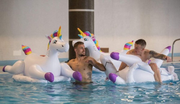 Carreras en unicornios inflables: el divertido ejercicio de Inglaterra antes de Panamá