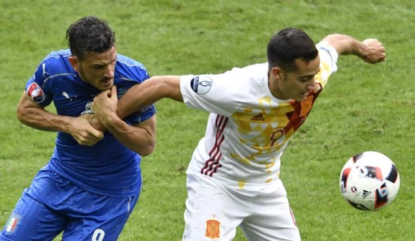 Members of a caravan of migrants from DR Congo, Ghana and Ivory Coast block the Pan-American highway after being stopped by agents of the Honduran National Police near Choluteca, as they were heading to Tegucigalpa to make a stop on their way to Mexico, in Honduras on June 2, 2020 amid the Covid-19 coronavirus pandemic. (Photo by ORLANDO SIERRA / AFP)