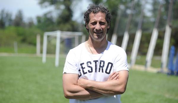 Troglio acepta que vestir de pantalón corto y con camisetas sencillas ha sido un detalle en contra para que sea fichado en Argentina donde buscan a DT’s con lentes de ‘intelectuales’.