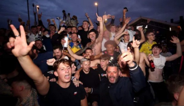 Autos rotos, cervezas al aire y sin temor al COVID-19: Así se festejó el ascenso del Leeds United a la Premier League