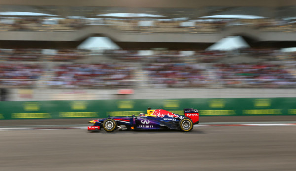 Vettel estrenó su título mundial con un aplastante triunfo.