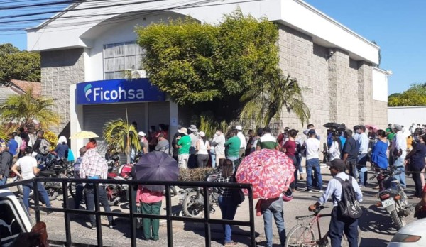 Bancos de Honduras vuelven a abarrotarse en pleno brote de coronavirus
