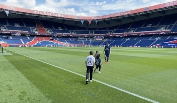 El enorme gesto de Messi, el cariño del jeque a Mateo y Antonela deslumbró: así fue la presentación del nuevo jugador del PSG&nbsp;&nbsp;
