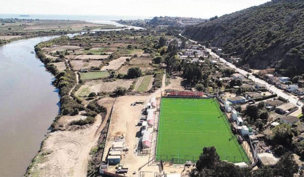 ¡De su bolsillo! 'Chupete' Suazo construyó un estadio para la comunidad de San Antonio