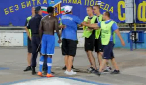 Jugador de Guinea, víctima de racismo en todo su esplendor en Bulgaria