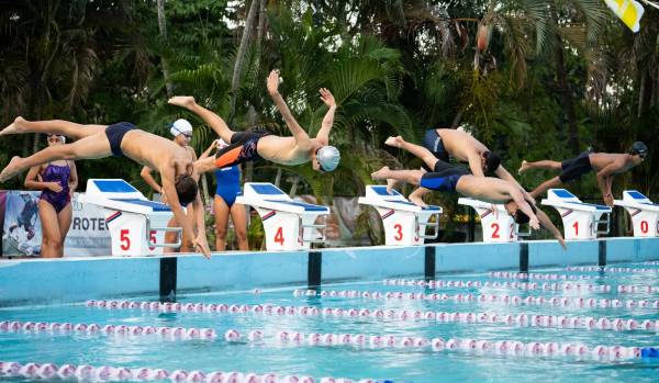 Los chicos, volando rumbo al agua para llegar finos al torneo en Medellín, Colombia. Fotos Mauricio Ayala