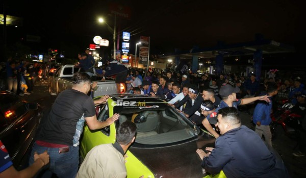 ¡Tegucigalpa se tiñe de azul! Aficionados salen a las calles a festejar la 16 del Motagua