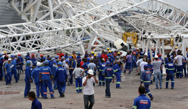 Imágenes del accidente en las obras del estadio inaugural del Mundial-2014.