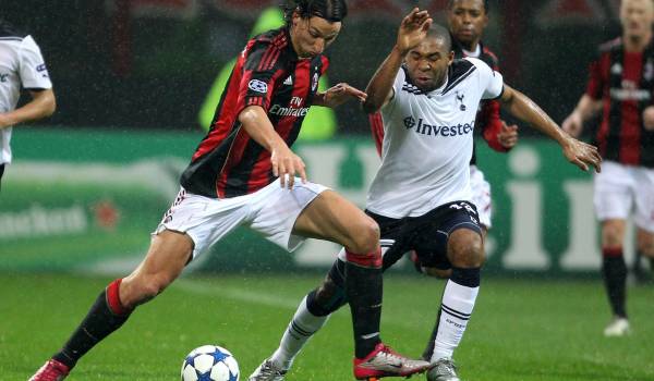 El hondureño Wilson Palacios marcando a Zlatan Ibrahimovic durante un duelo frente al AC Milan cuando vestía la camisa del Tottenham en 2010.