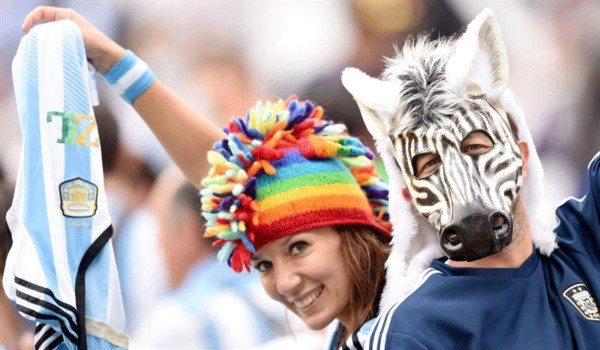 Argentinos y holandeses disfrutando de un gran ambiente en las gradas .