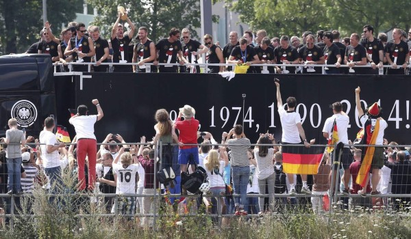 Una multitud eufórica recibe a Alemania en Berlín