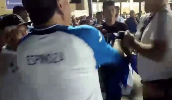 Lo que no se vio en TV: Espectacular despedida en Texas y le quitaron la camisa de Elis a un hincha