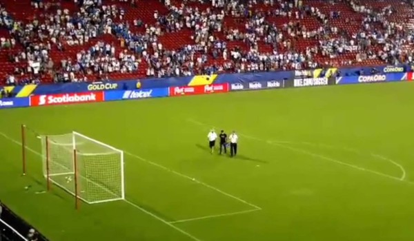 Lo que no se vio en TV: Espectacular despedida en Texas y le quitaron la camisa de Elis a un hincha