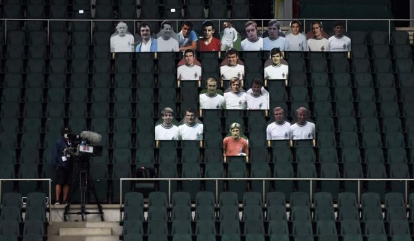 El Borussia Mönchengladbach llena su espectacular estadio con aficionados de cartón