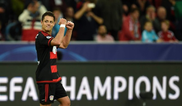 ¡Lo volvió a hacer! Chicharito falló dos goles cantados, pero marcó para el Leverkusen