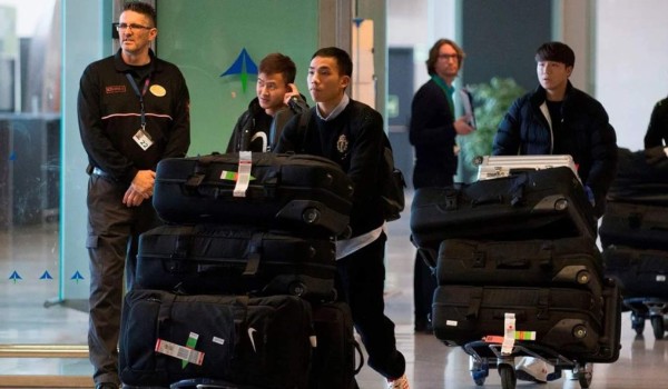 Futbolistas del Wuhan regresan a casa luego de tres meses de ausencia y son recibidos como héroes