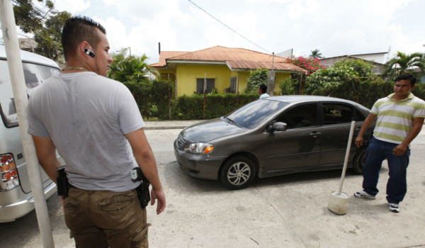 Carlo Costly resguardado.