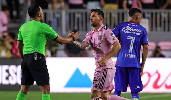 Leo Messi saludando a Said Martínez en el momento que el argentino entró al campo.