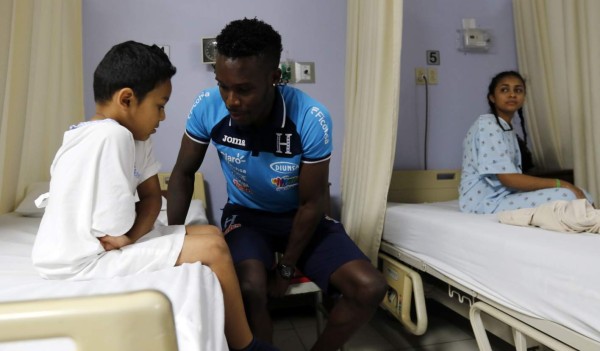 La Selección de Honduras emociona a los niños de la Fundación Ruth Paz