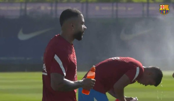 Así fue el primer entreno de Depay en el Barcelona: Solitario, serio y solo un crack lo abrazó