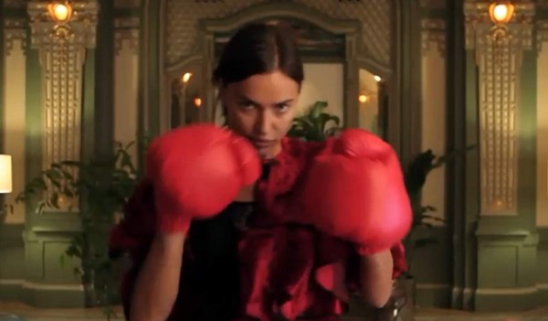 VIDEO: Irina Shayk muestra sus grandes dotes como boxeadora