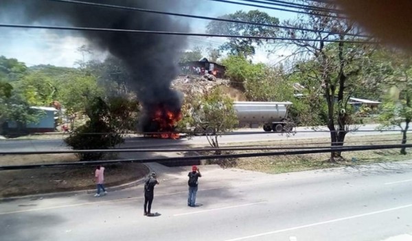 Honduras: Bombas lacrimógenas, piedras y llantas quemadas en las protestas&nbsp;&nbsp;
